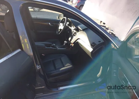 2011 Mercedes-Benz C 300 Sport 4Matic z USA, uszkodzony, nr VIN WDDGF8BB5BR182485